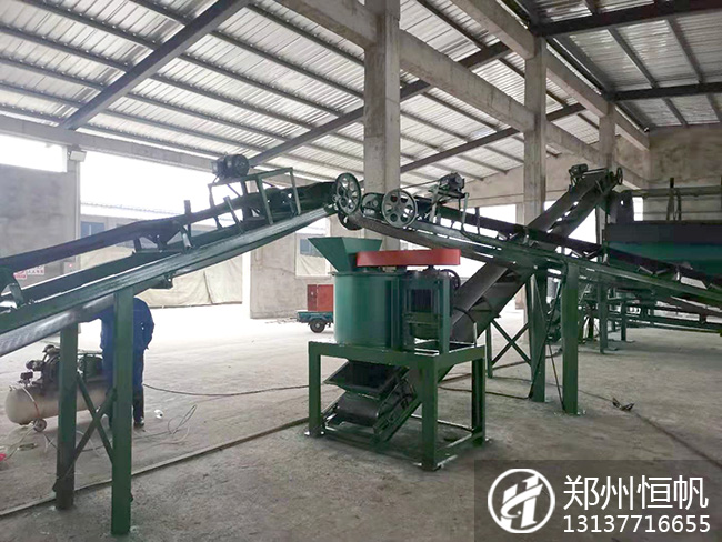 安徽有機肥生產(chǎn)設備價格,年產(chǎn)兩萬噸牛糞有機肥生產(chǎn)線現(xiàn)場(圖2) 安徽六安年產(chǎn)兩萬噸有機肥生產(chǎn)線