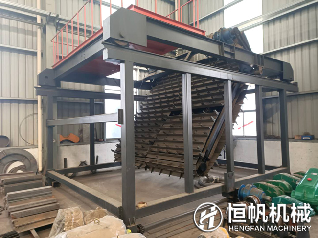 有機(jī)肥翻堆機(jī)(翻拋機(jī))設(shè)備多少錢?(圖3) 鏈板翻堆機(jī)
