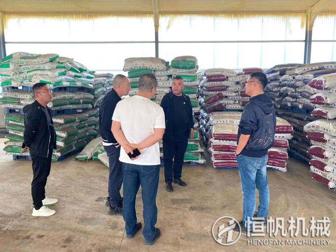 帶領(lǐng)大連客戶參觀山東年產(chǎn)十萬(wàn)噸有機(jī)肥生產(chǎn)線項(xiàng)目(圖3) 成品有機(jī)肥